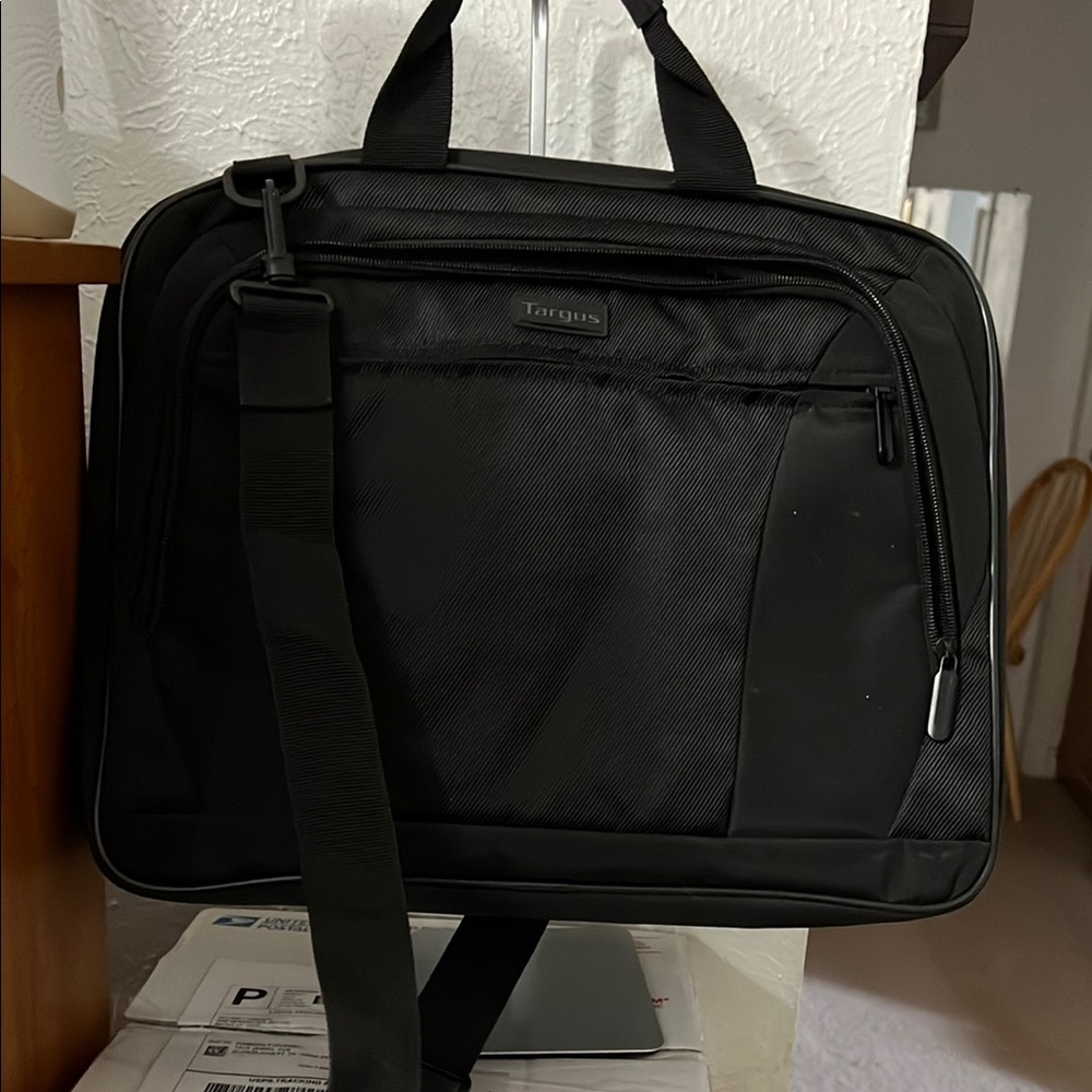 Targus Black Professional Laptop Bag with Durable Design. Very Padded.